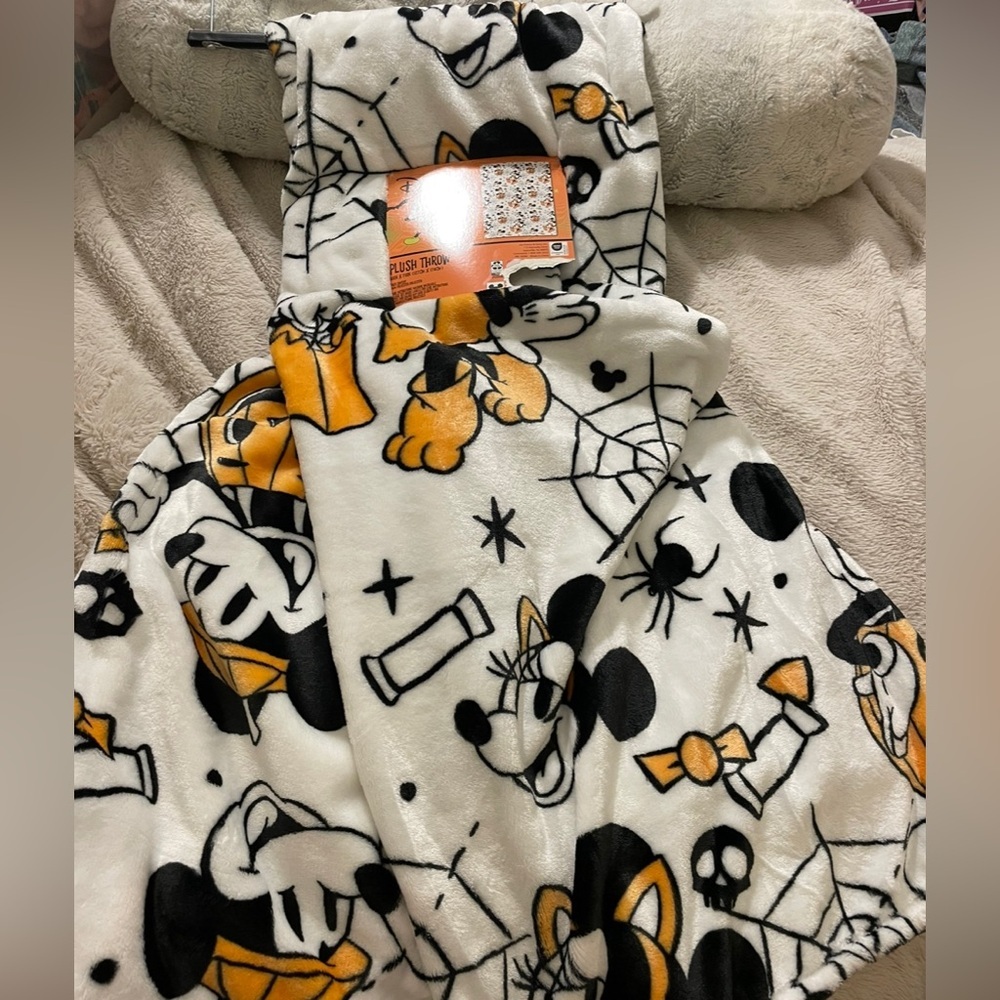NWT Disney Minnie and Mickey Mouse Halloween Oversized Blanket